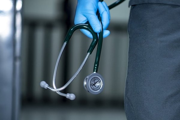 Comment trouver un médecin compétent et de confiance près de chez soi ou en ligne ?