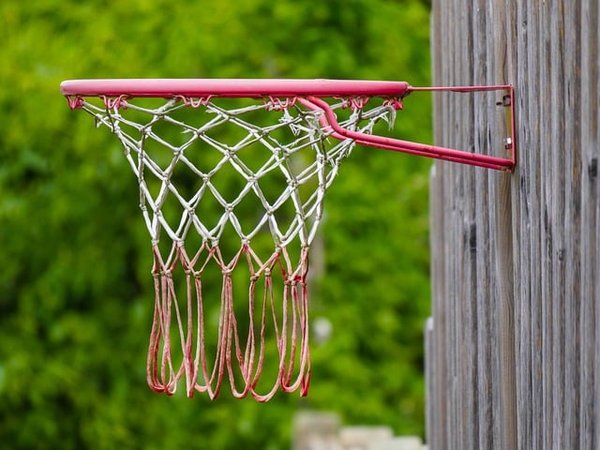 Comment installer un panier de basket mural pour s'entraîner ?
